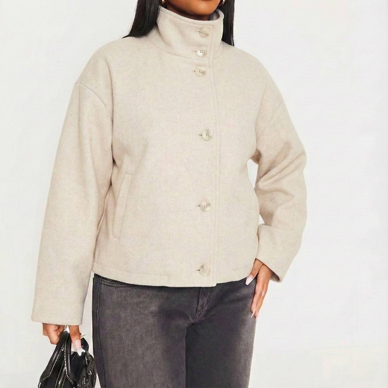 Manteau court femme en laine col montant satiné beige sur modèle hiver printemps 2026