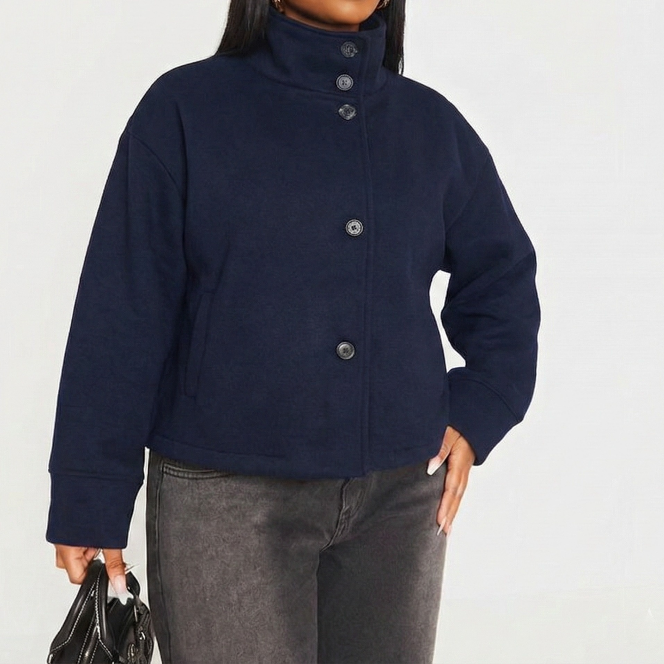 Manteau court femme en laine col montant satiné bleu sombre sur modèle hiver printemps 2026