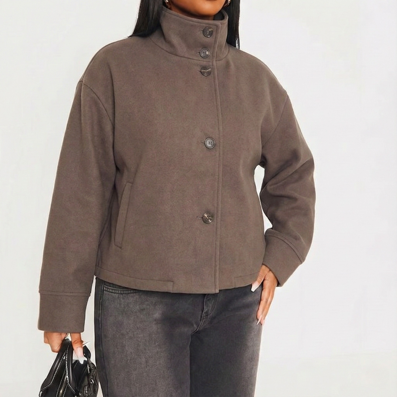 Manteau court femme en laine col montant satiné couleur café sur modèle hiver printemps 2026