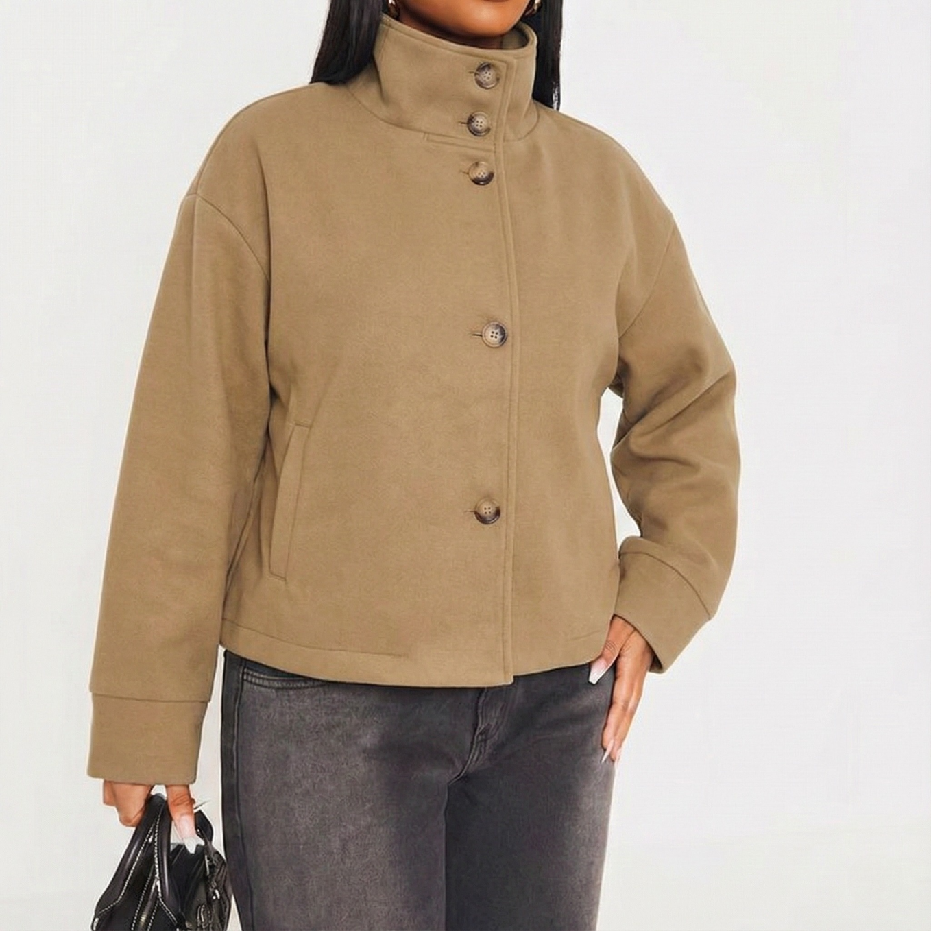 Manteau court femme en laine col montant satiné kaki sur modèle hiver printemps 2026