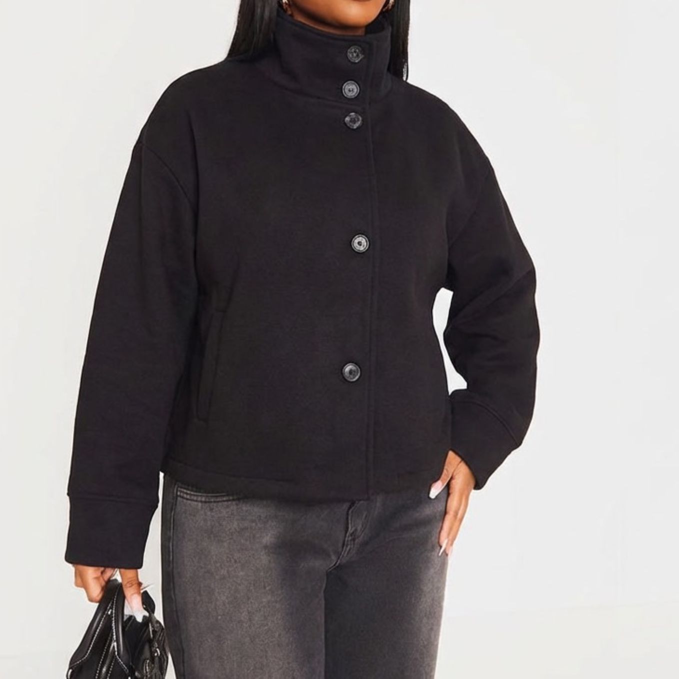 Manteau court femme en laine col montant satiné noir détail du manteau sur modèle hiver printemps 2026