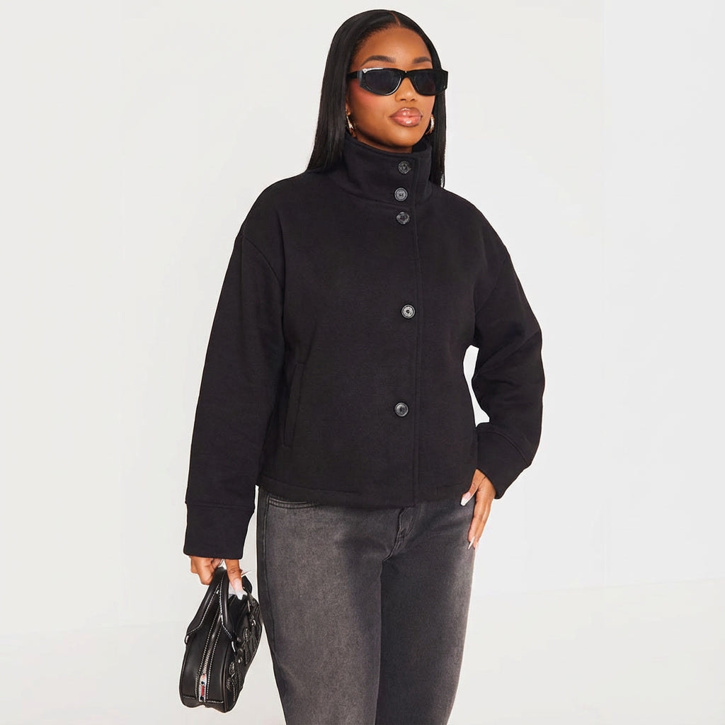 Manteau court femme en laine col montant satiné noir face sur modèle hiver printemps 2026