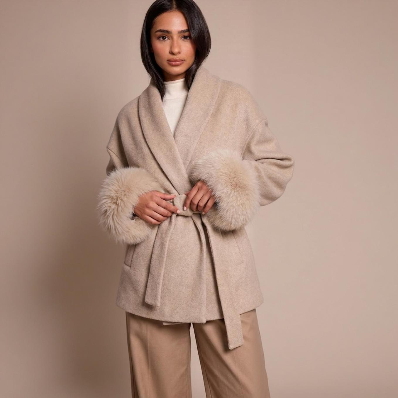 Manteau femme en laine épaisse à lacets beige col revers effet fourrure chaud sur modèle hiver printemps