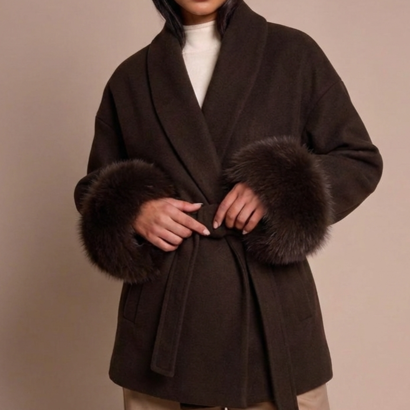 Manteau femme laine épaisse marron à lacets col revers effet fourrure sur modèle hiver printemps