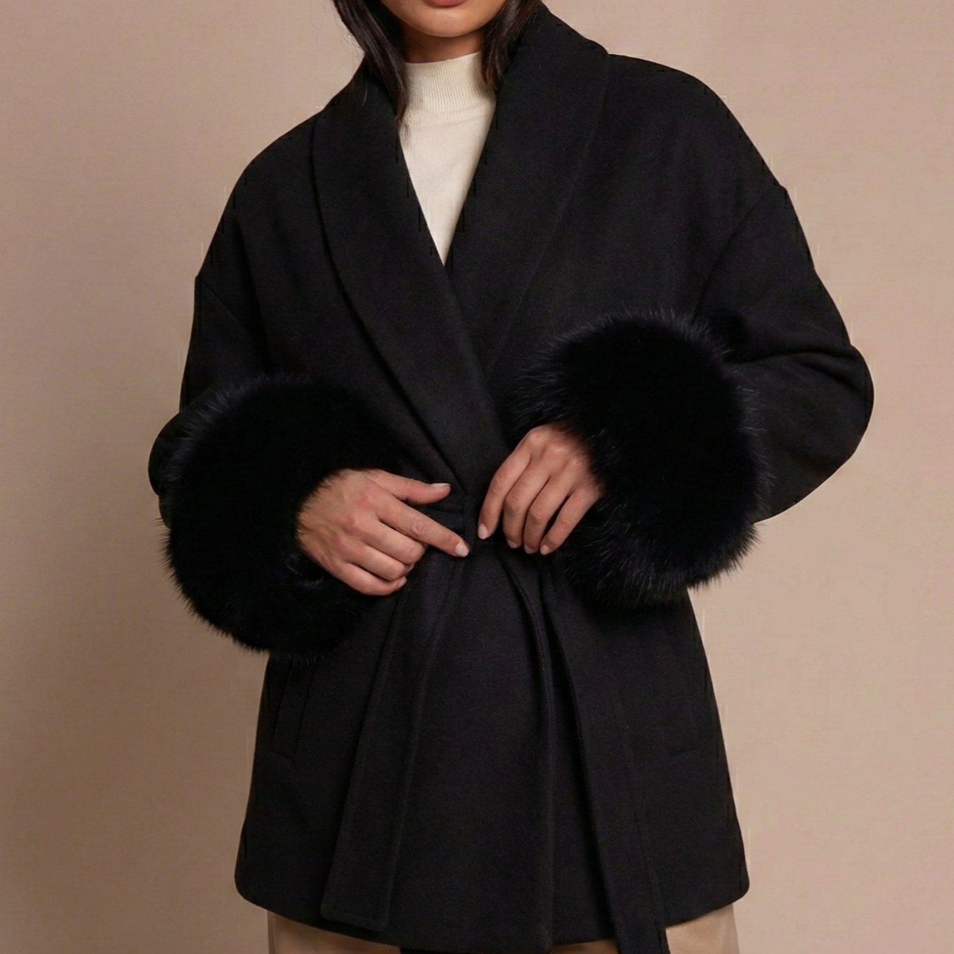 Manteau femme laine épaisse noir à lacets col revers effet fourrure sur modèle hiver printemps