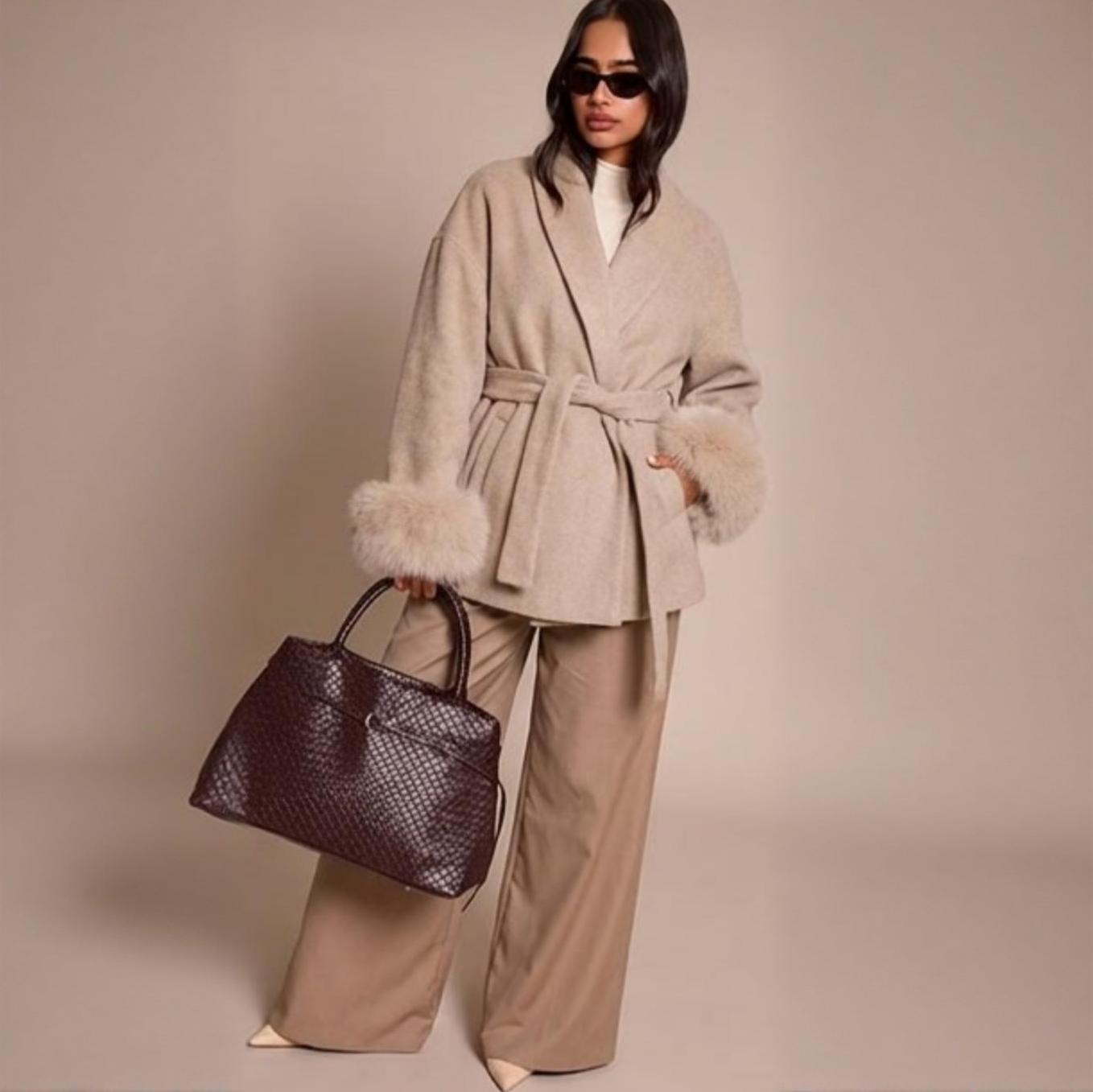 Manteau femme en laine épaisse à lacets col revers effet fourrure tenue élégante sur modèle hiver printemps