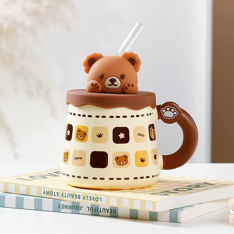 Mug ours en céramique marron motifs carrés avec couvercle et paille 360 420 ml