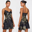 Nuisette femme satin à bretelles imprimé floral noir sur modèle hiver printemps 2026