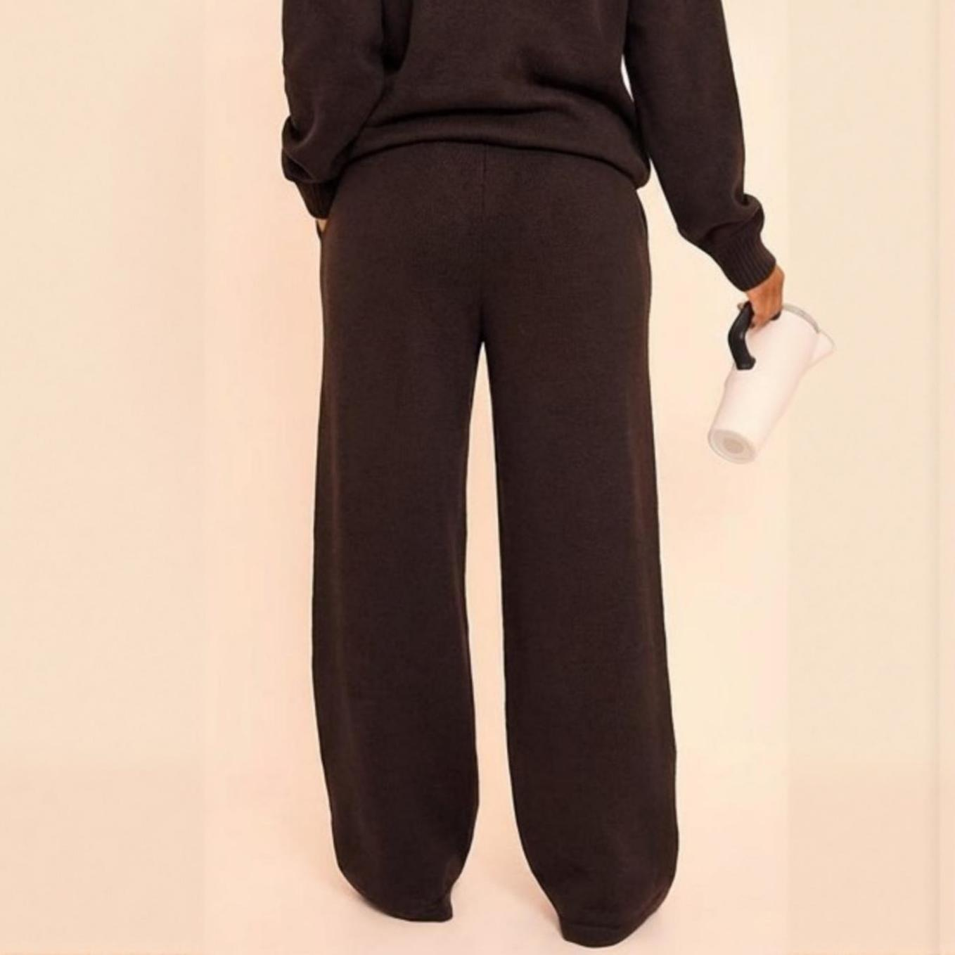 Pantalon droit femme maille marron porté avec ensemble col V chic hiver printemps