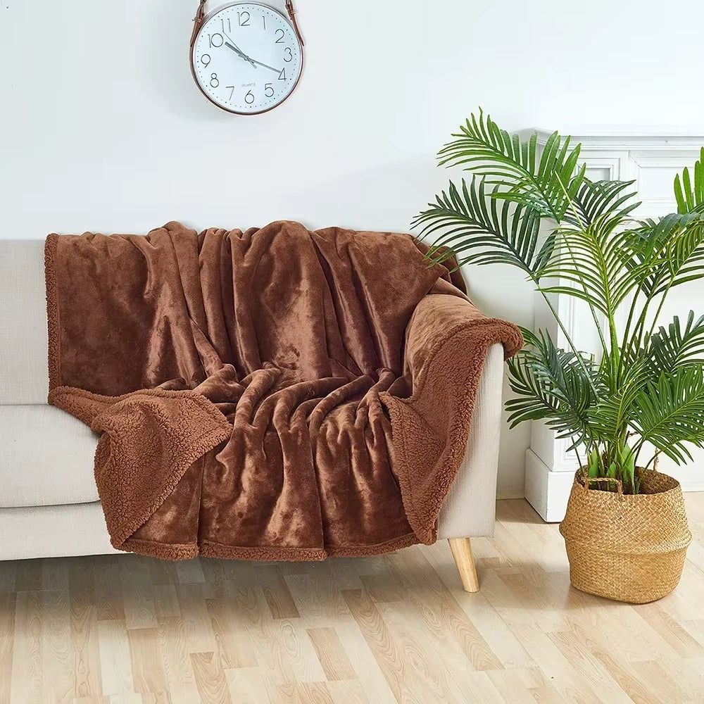 Plaid sherpa shaggy café sur canapé couverture cocooning chaude hiver printemps