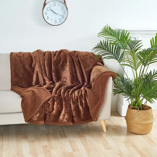 Plaid sherpa shaggy café sur canapé couverture cocooning chaude hiver printemps
