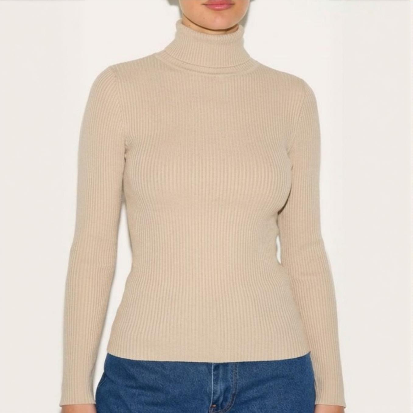 Pull col roulé femme côtelé maille douce beige coupe élégante sur modèle hiver printemps 2026
