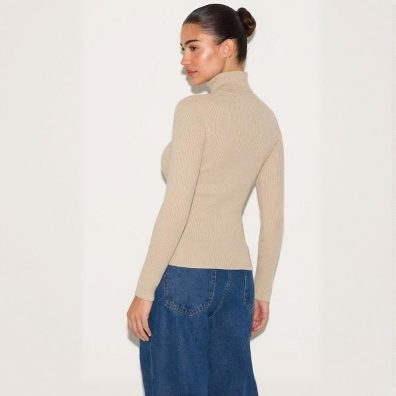Pull col roulé femme côtelé maille douce beige profil sur modèle hiver printemps 2026