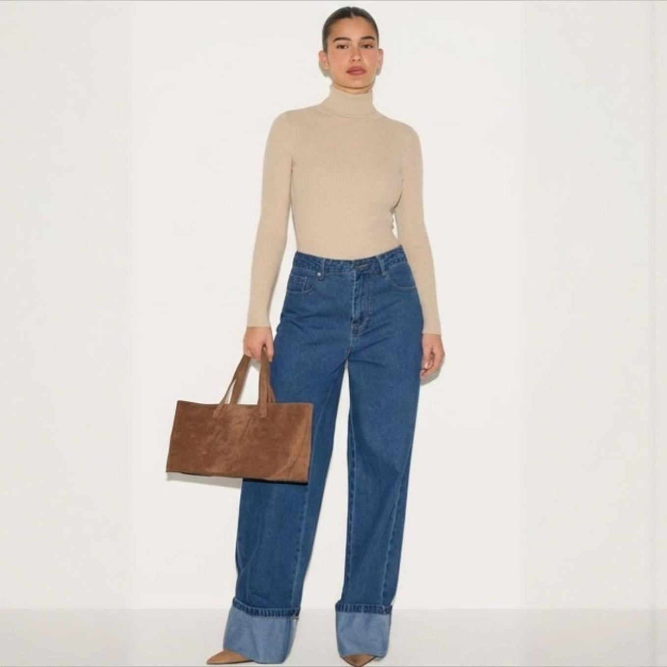 Pull col roulé femme côtelé en maille douce beige chaud sur modèle hiver printemps 2026