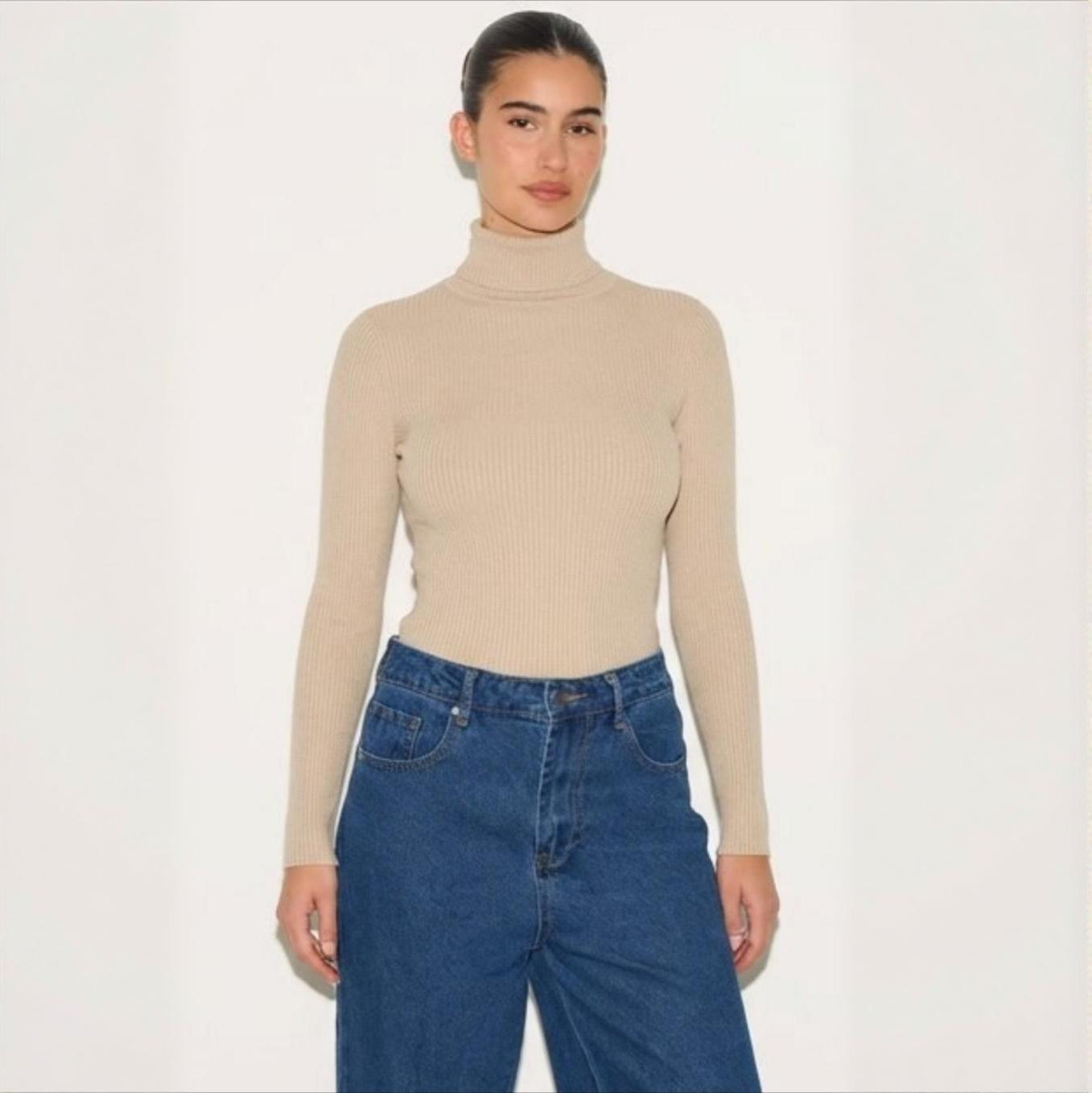Pull col roulé femme côtelé en maille douce beige porté sur modèle hiver printemps 2026