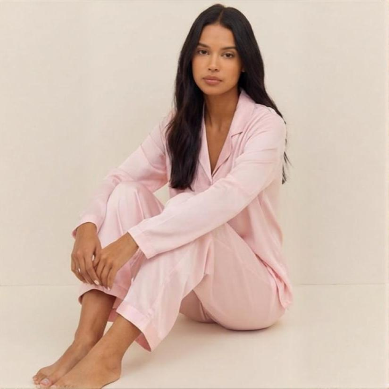 Pyjama couple 2 pièces en coton satiné léger rose manches longues sur modèle printemps été 2026