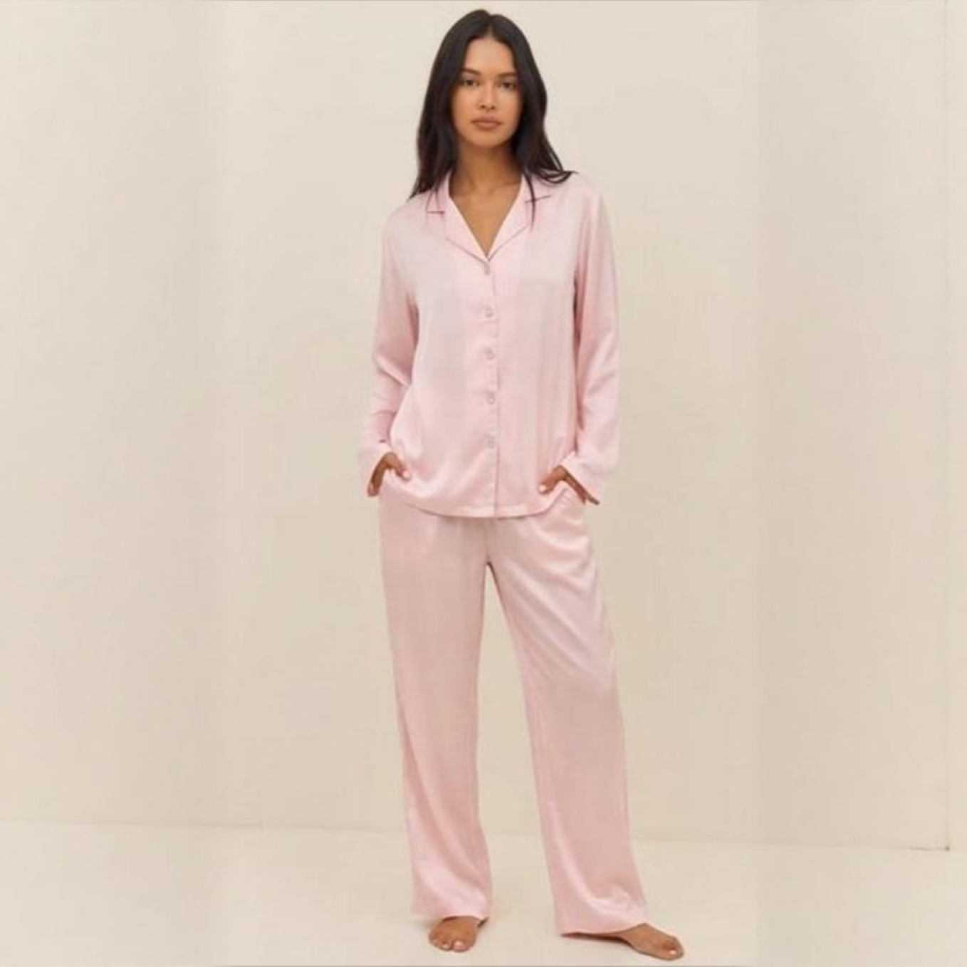 Pyjama couple coton satiné léger rose manches longues tenue complète sur modèle printemps été 2026