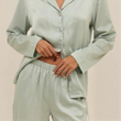 Pyjama couple coton satiné léger vert manches longues détail sur modèle printemps été 2026