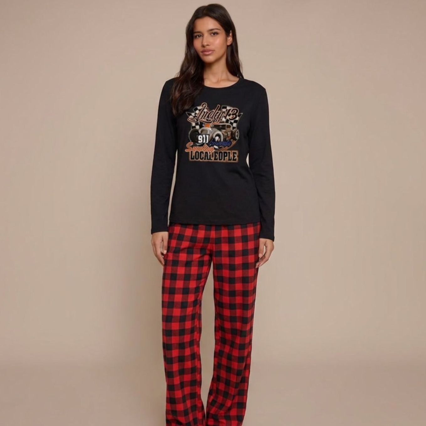 Pyjama femme à carreaux deux pièces manches longues motif voiture sur modèle hiver printemps 2026