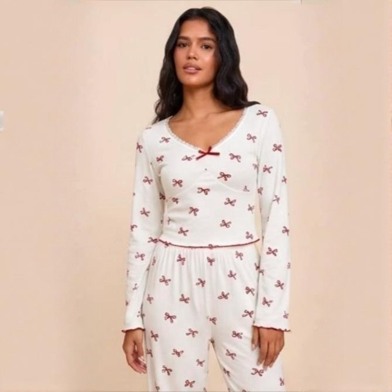 Pyjama femme dentelle imprimé nœuds manches longues élégant sur modèle printemps hiver 2026
