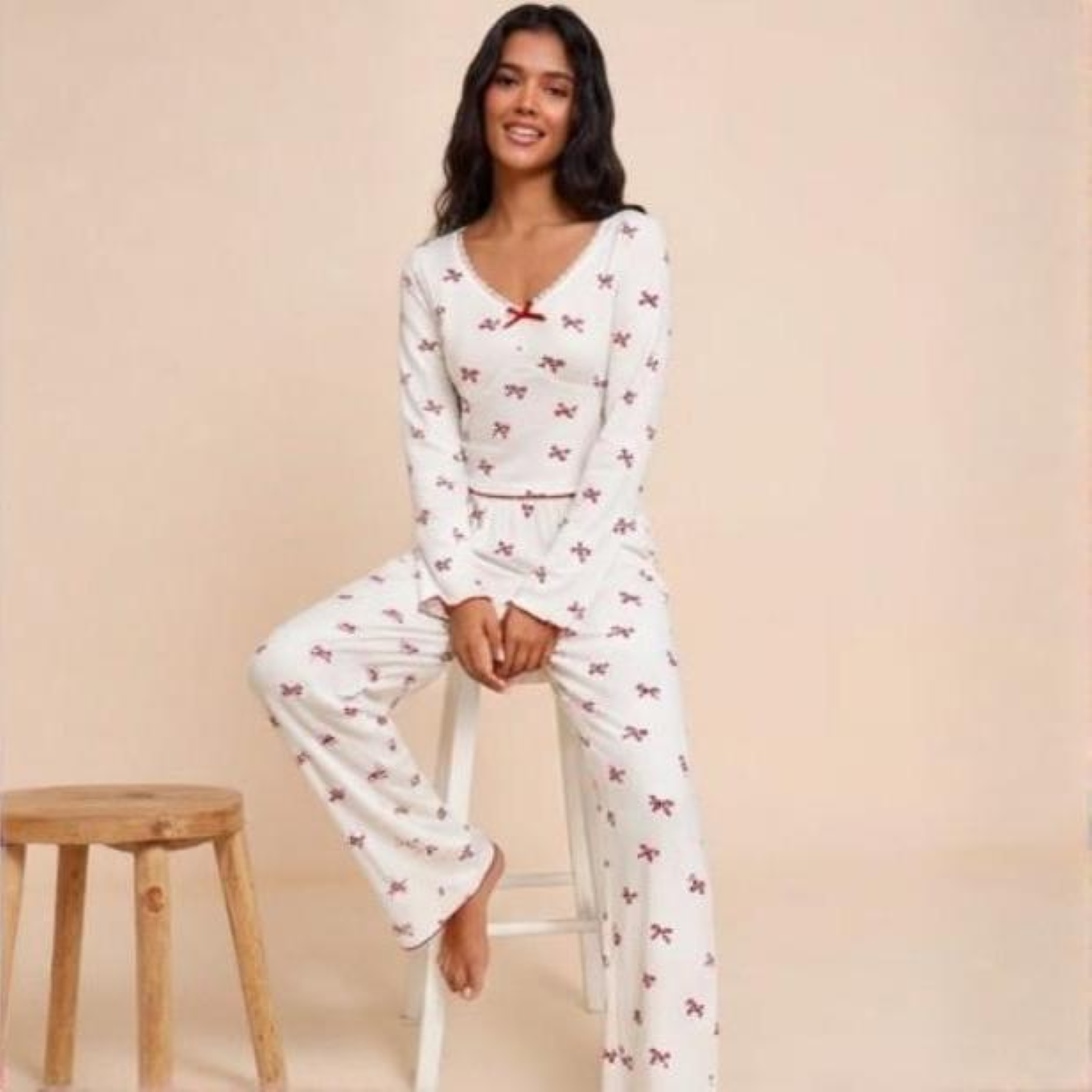 Pyjama femme dentelle imprimé nœuds manches longues pose sur modèle printemps hiver 2026
