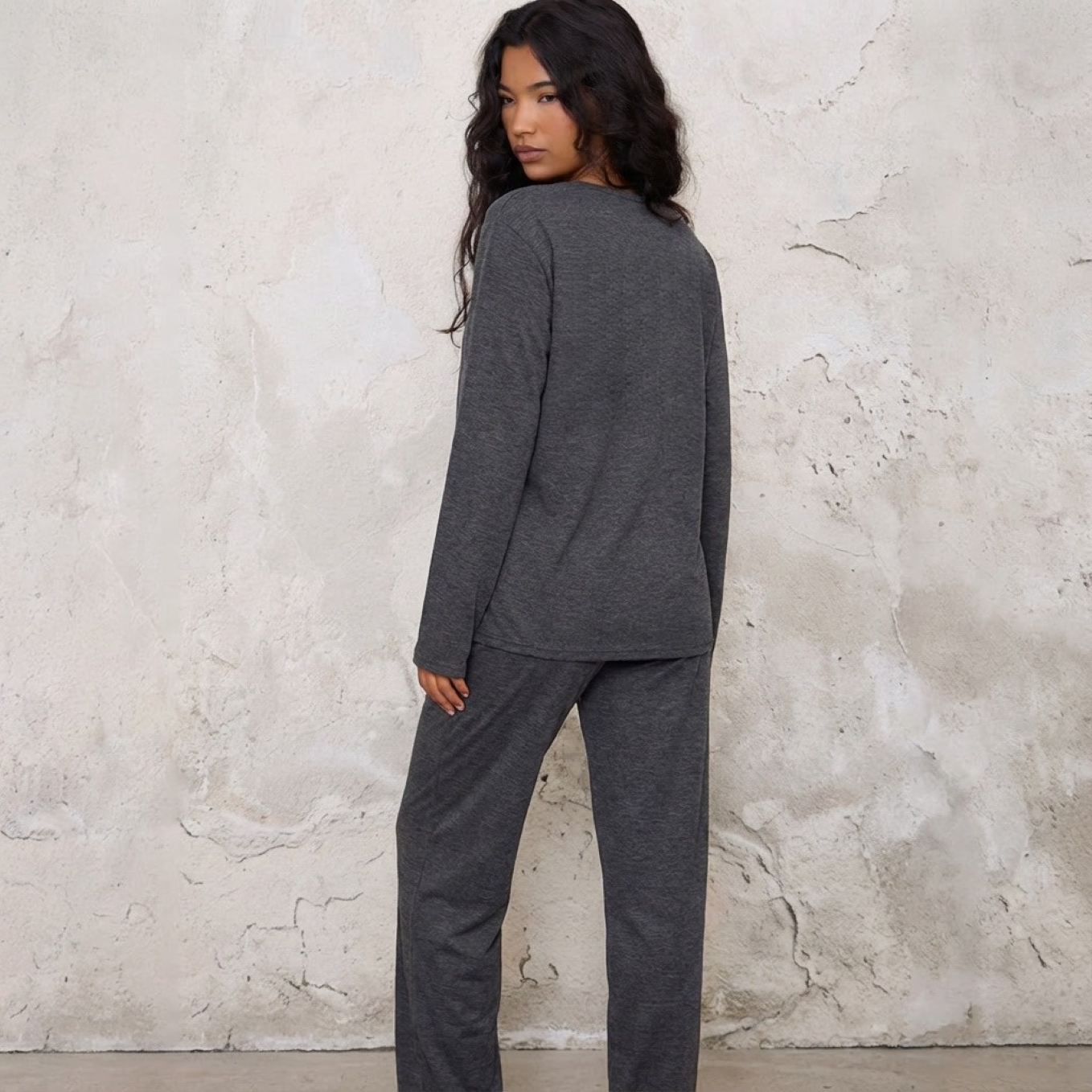 Pyjama femme gris deux pièces manches longues vue dos sur modèle hiver printemps 2026