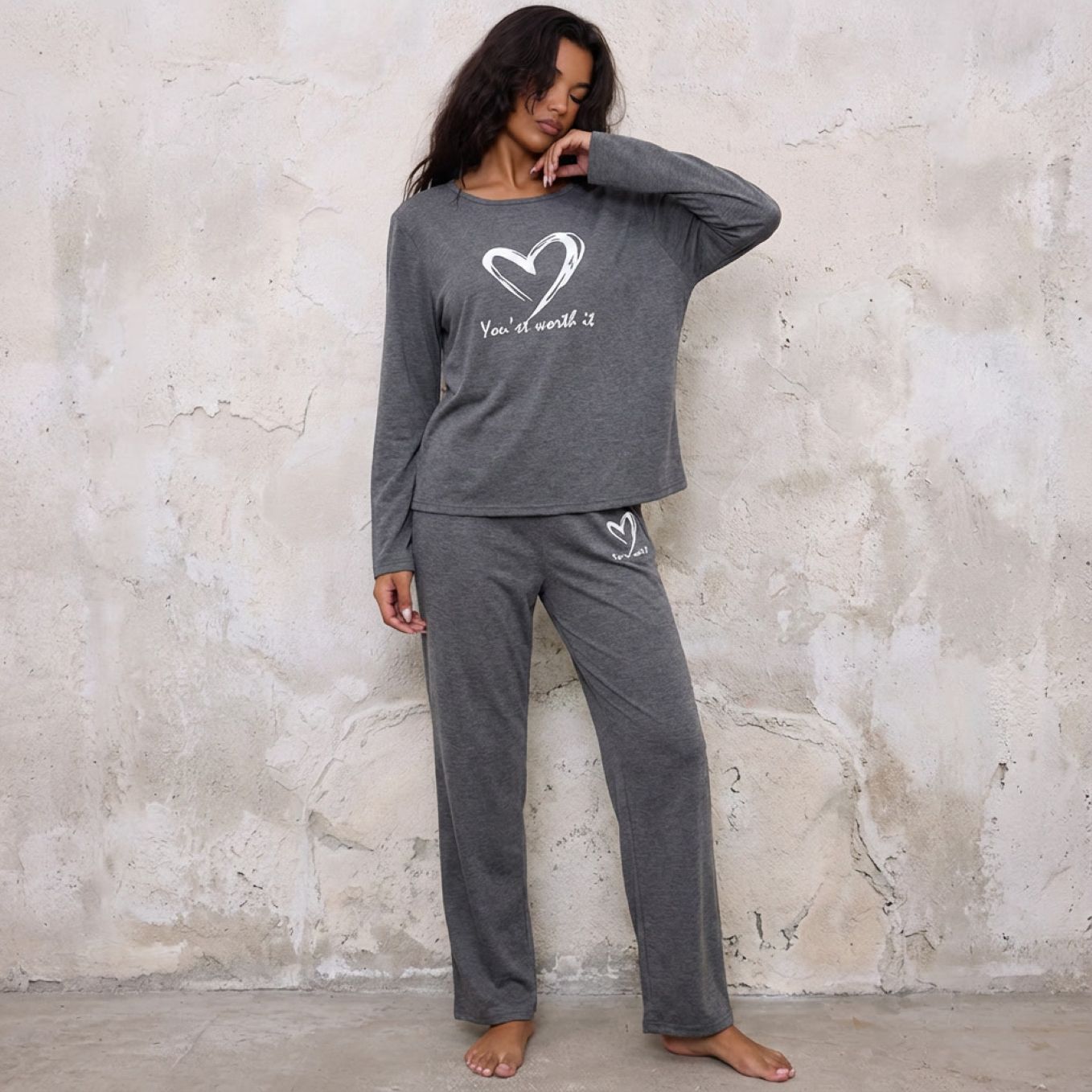Pyjama femme gris deux pièces manches longues imprimé cœurs et message sur modèle hiver printemps 2026