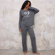 Pyjama femme gris deux pièces manches longues imprimé cœurs et message sur modèle hiver printemps 2026