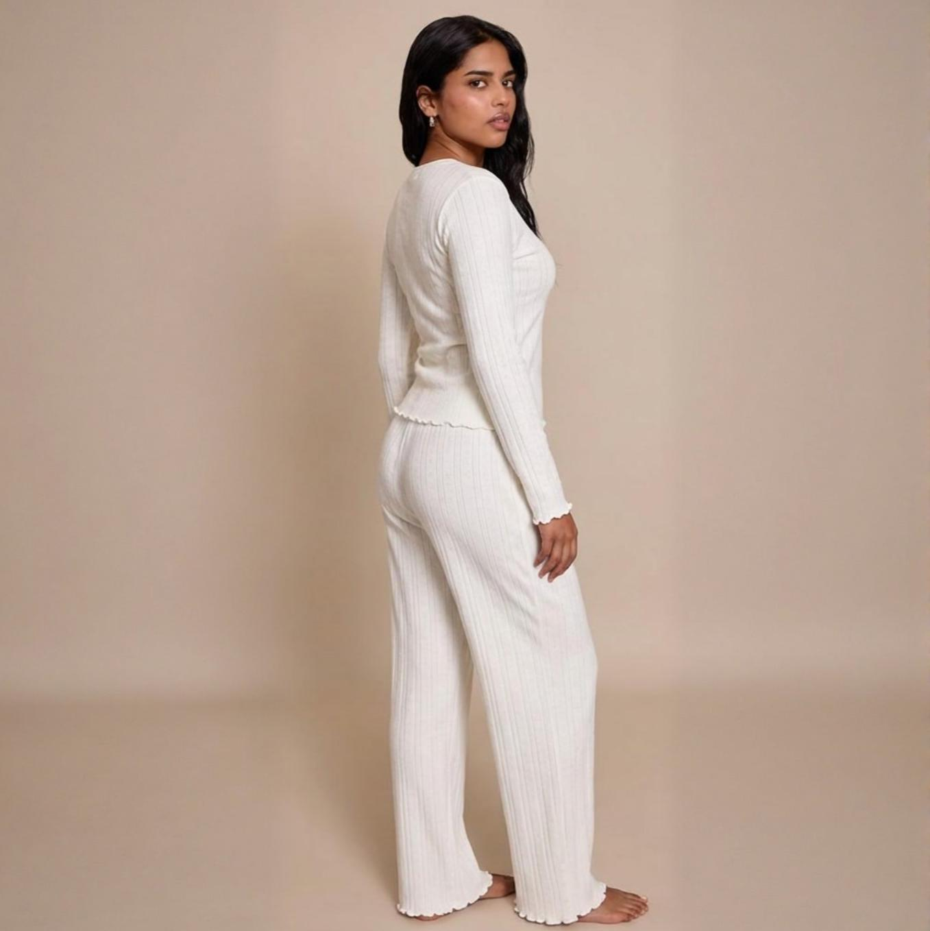 Pyjama femme jacquard manches longues maille pointelle blanc profil sur modèle printemps 2026