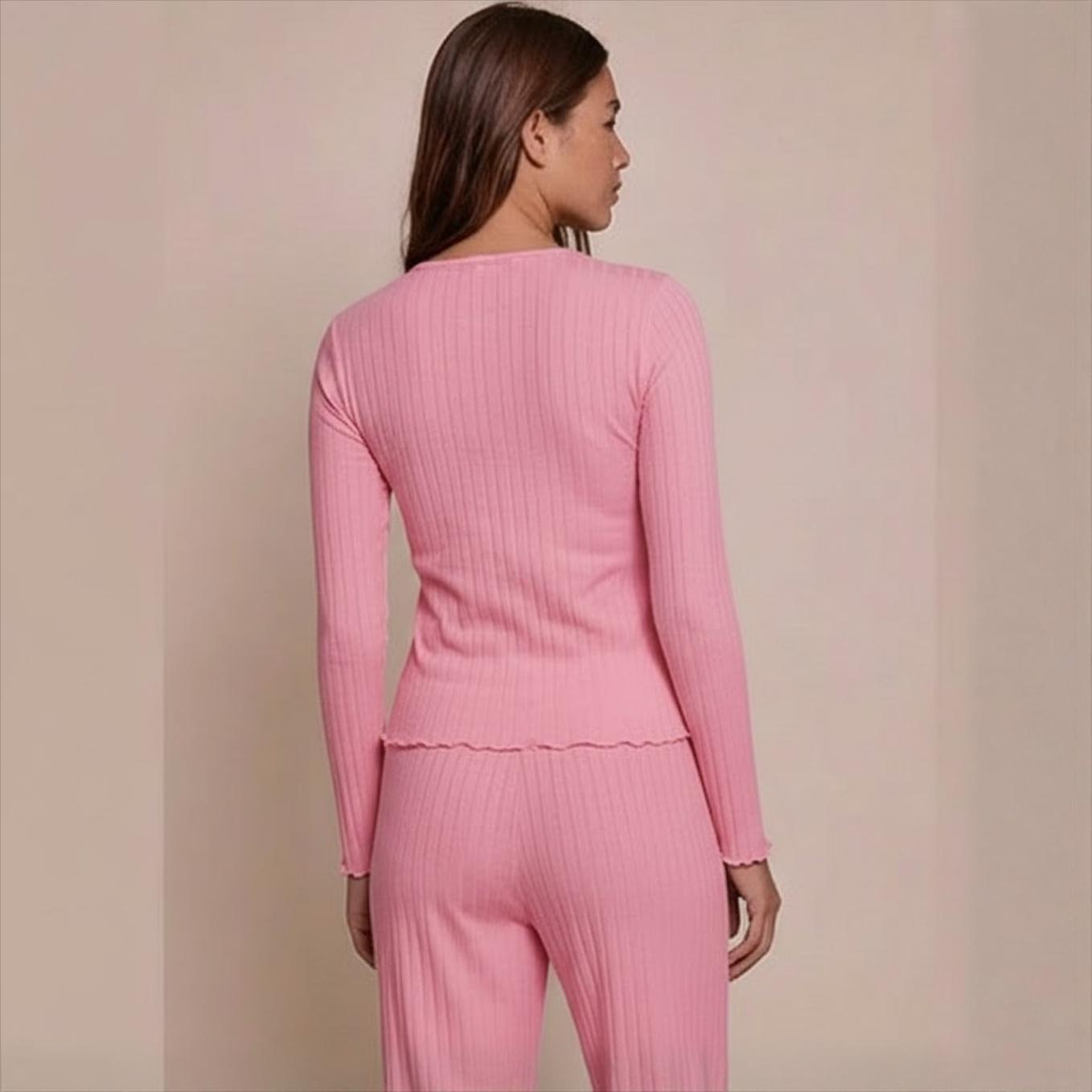 Pyjama femme jacquard manches longues en maille pointelle rose sur modèle printemps 2026