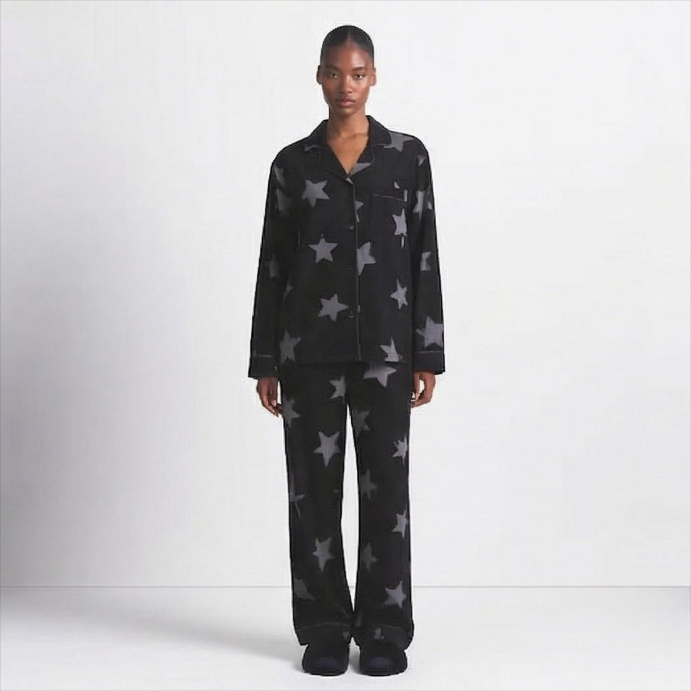 Pyjama femme motifs étoiles style coréen noir sur modèle printemps automne 2026