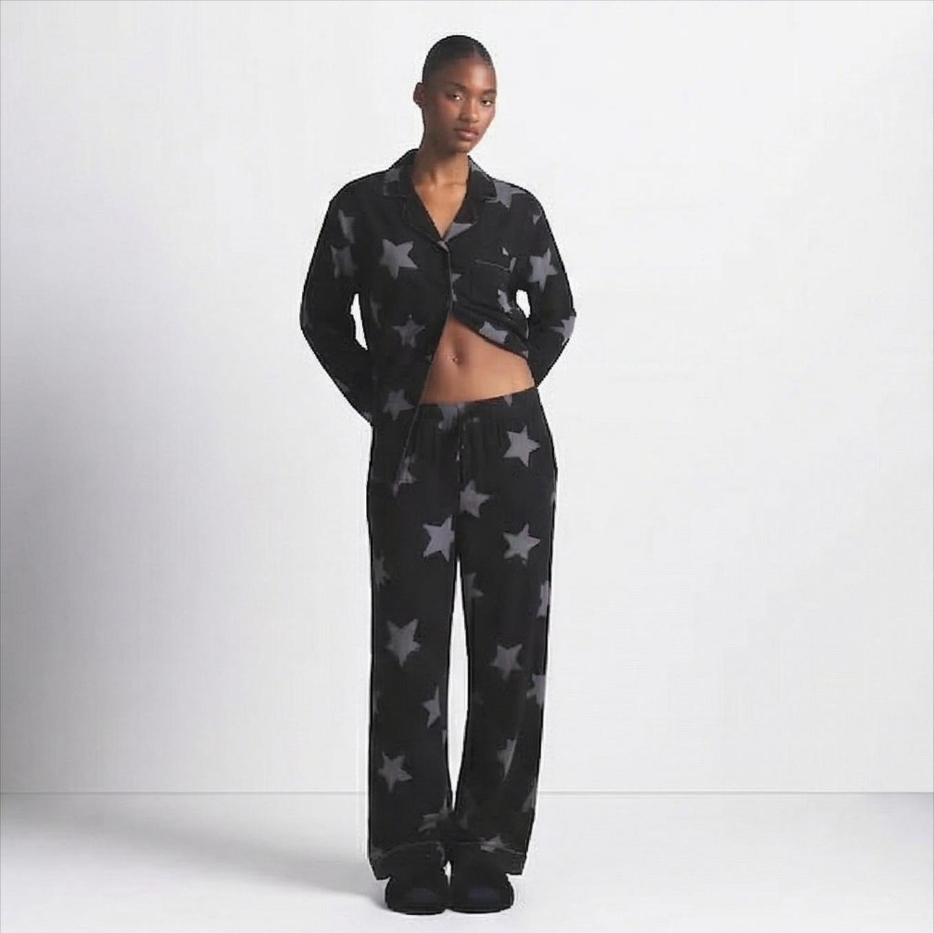 Pyjama femme motifs étoiles style coréen noir tenue complète sur modèle printemps automne 2026