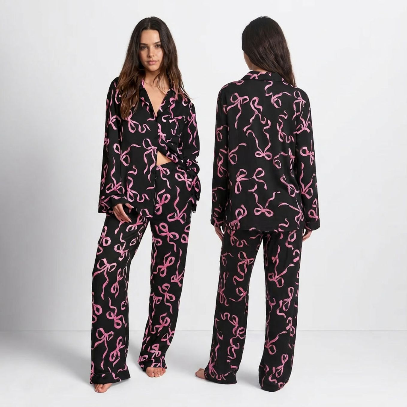 Pyjama femme satin 2 pièces imprimé nœuds roses sur fond noir manches longues sur modèle hiver printemps 2026
