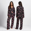 Pyjama femme satin 2 pièces imprimé nœuds roses sur fond noir manches longues sur modèle hiver printemps 2026