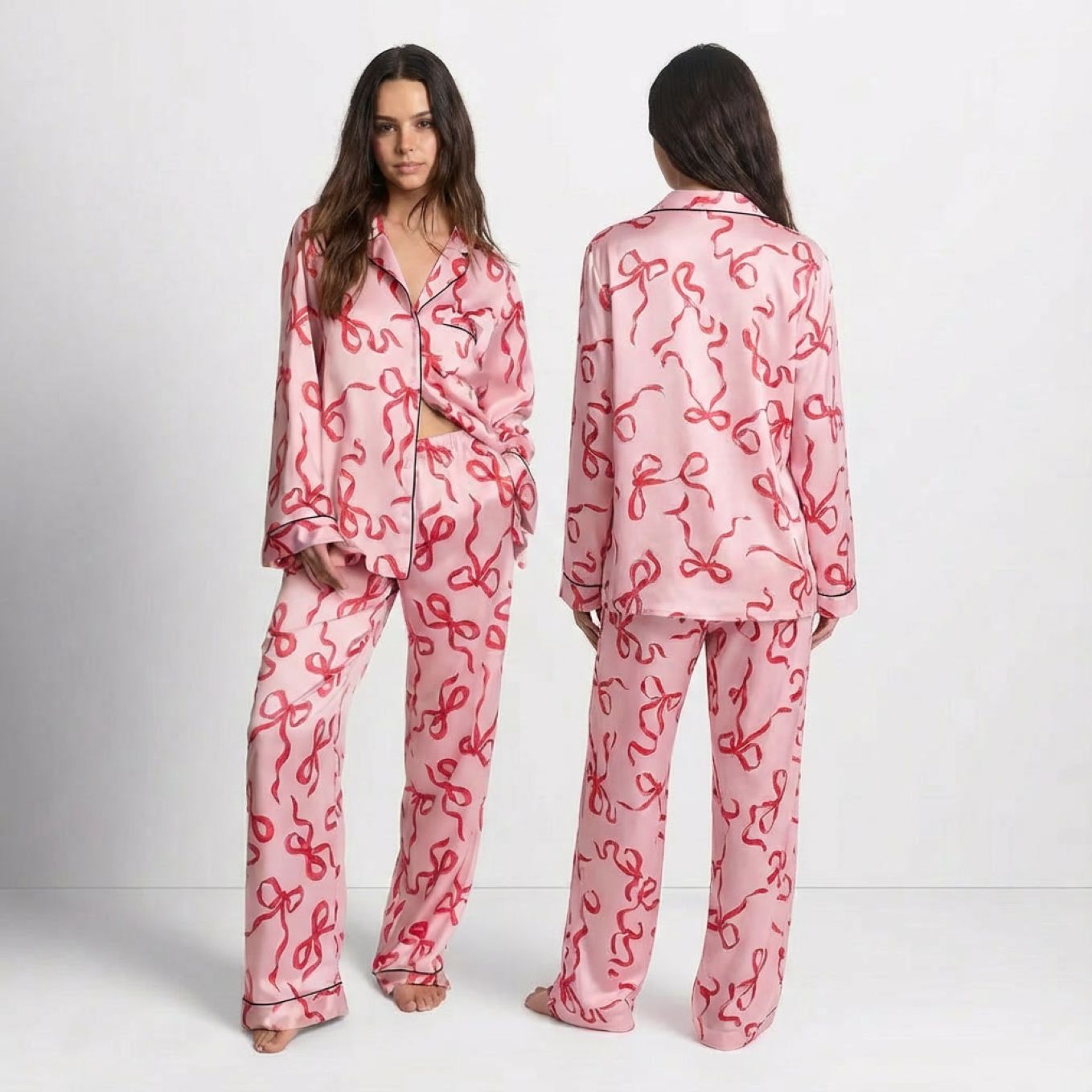 Pyjama femme satin 2 pièces imprimé nœuds rouges sur fond rose manches longues sur modèle hiver printemps 2026