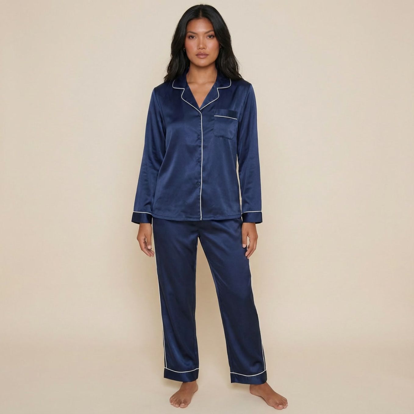 Pyjama femme satiné boutonné 2 pièces manches longues bleu sur modèle hiver printemps 2026