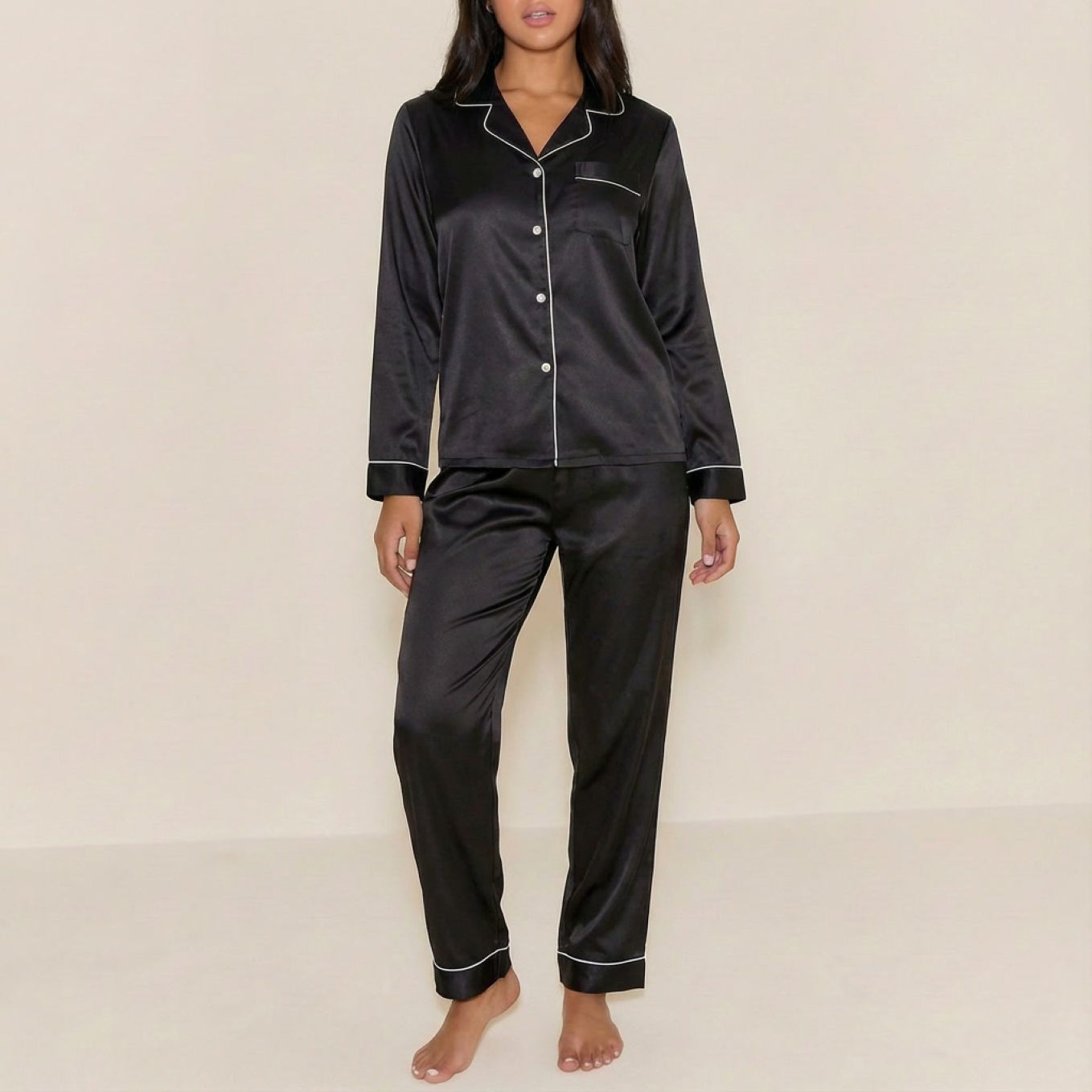 Pyjama femme satiné boutonné 2 pièces manches longues noir sur modèle hiver printemps 2026