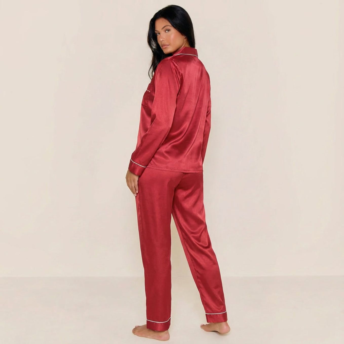 Pyjama femme satiné boutonné 2 pièces manches longues rouge profil sur modèle hiver printemps 2026