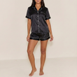 Pyjama femme satiné boutonné 2 pièces manches courtes noir sur modèle hiver printemps 2026