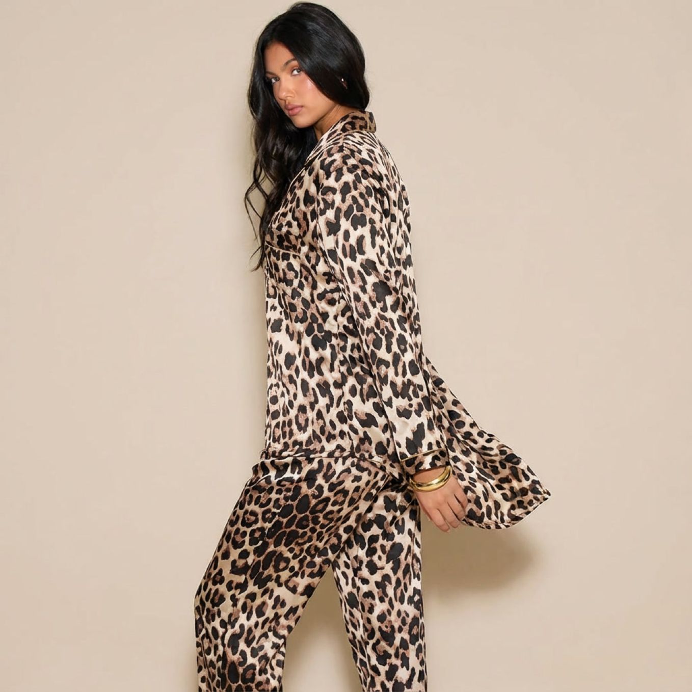 Pyjama femme satiné imprimé léopard manches longues pose sur modèle hiver printemps 2026