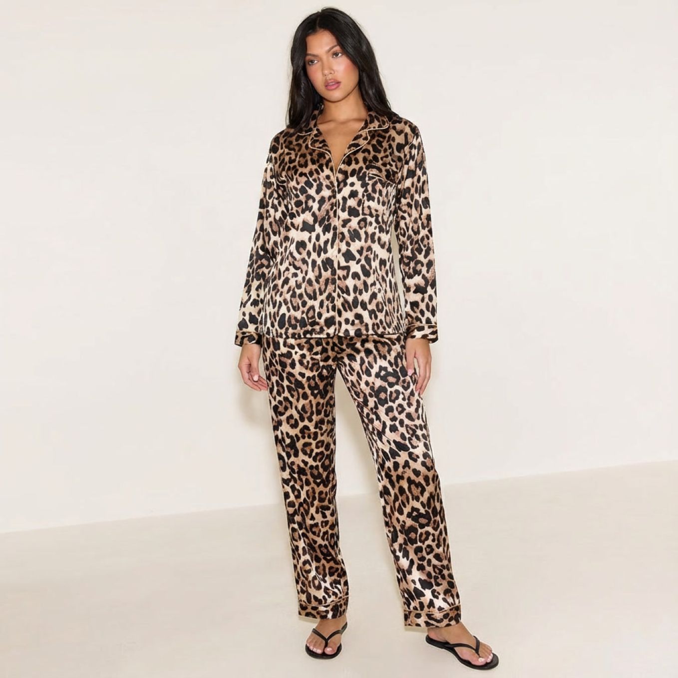 Pyjama femme satiné imprimé léopard manches longues tenue complète sur modèle hiver printemps 2026