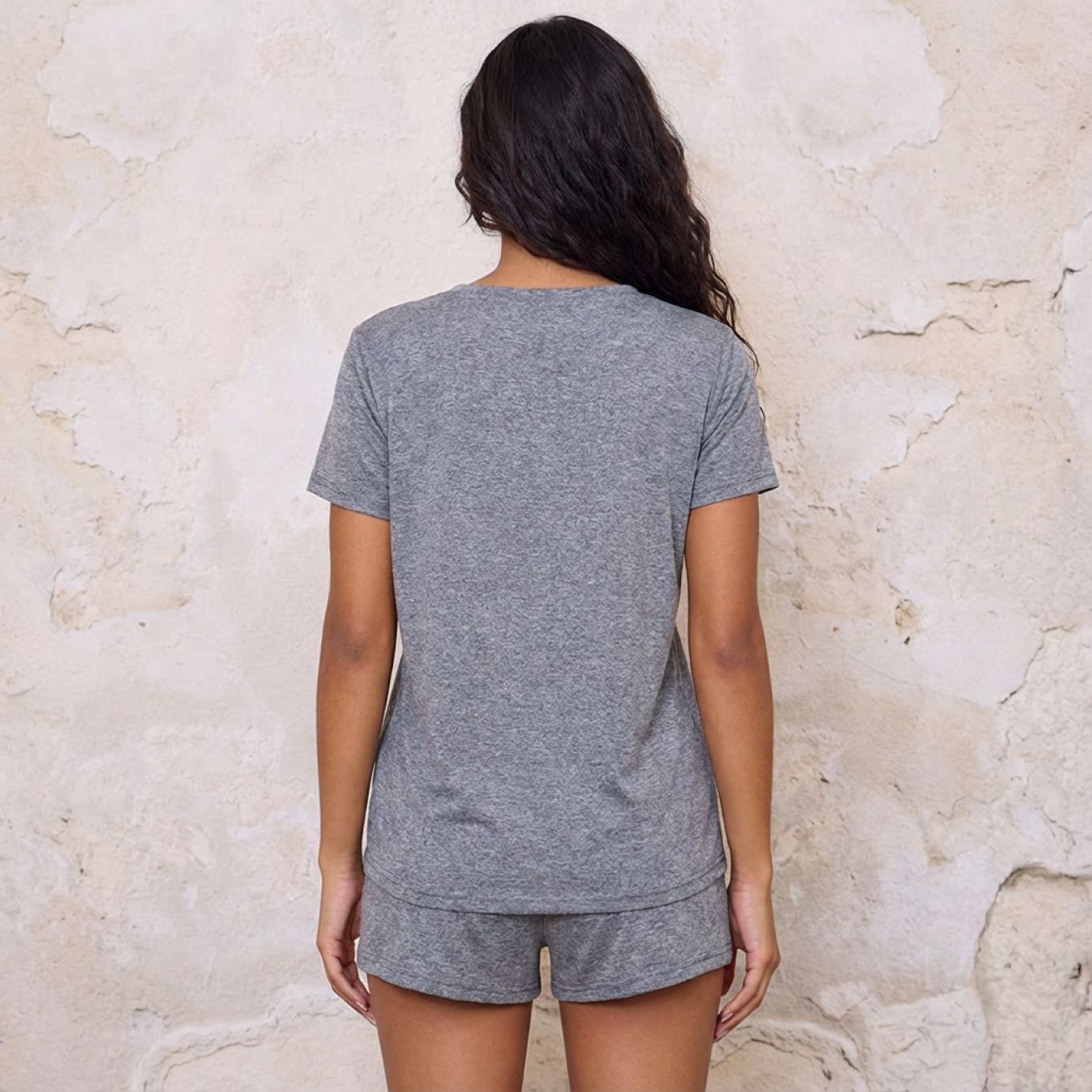 Pyjama femme deux pièces short et t-shirt gris vue dos sur modèle printemps été 2026