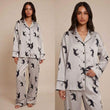 Pyjama femme deux pièces en soie glacée gris violacé motif chat – printemps été 2026