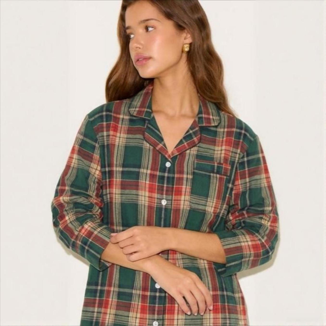 Pyjama Noël femme en coton à carreaux verts manches longues sur modèle hiver 2026