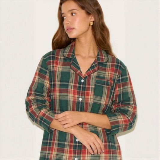 Pyjama Noël femme en coton à carreaux verts manches longues sur modèle hiver 2026