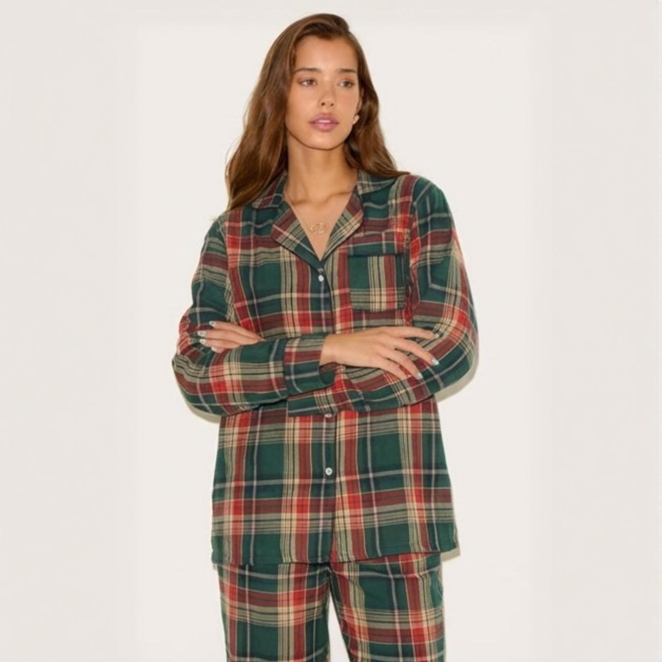 Pyjama Noël femme coton carreaux verts manches longues sur modèle hiver 2026
