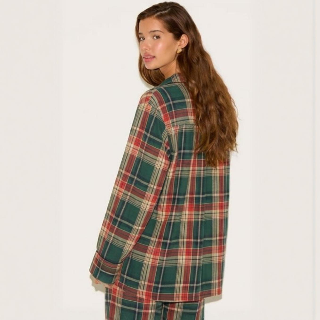Pyjama Noël femme coton carreaux verts profil sur modèle hiver 2026