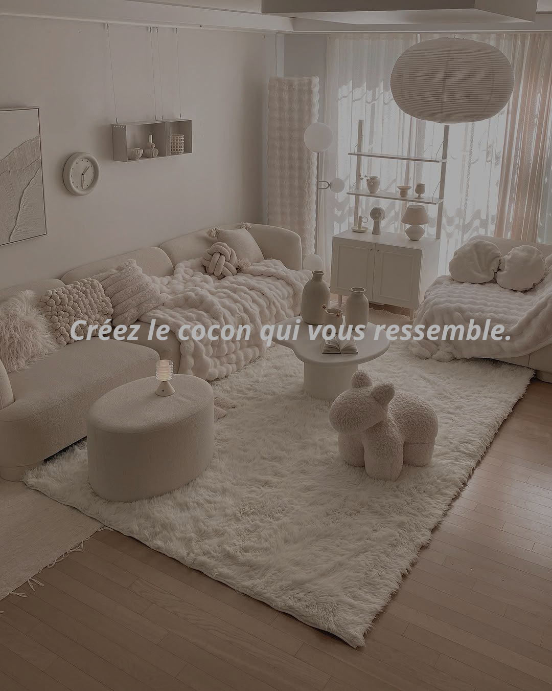 Refuge cocooning Softncosy avec intérieur blanc, plaids doux, coussins et mobilier cosy