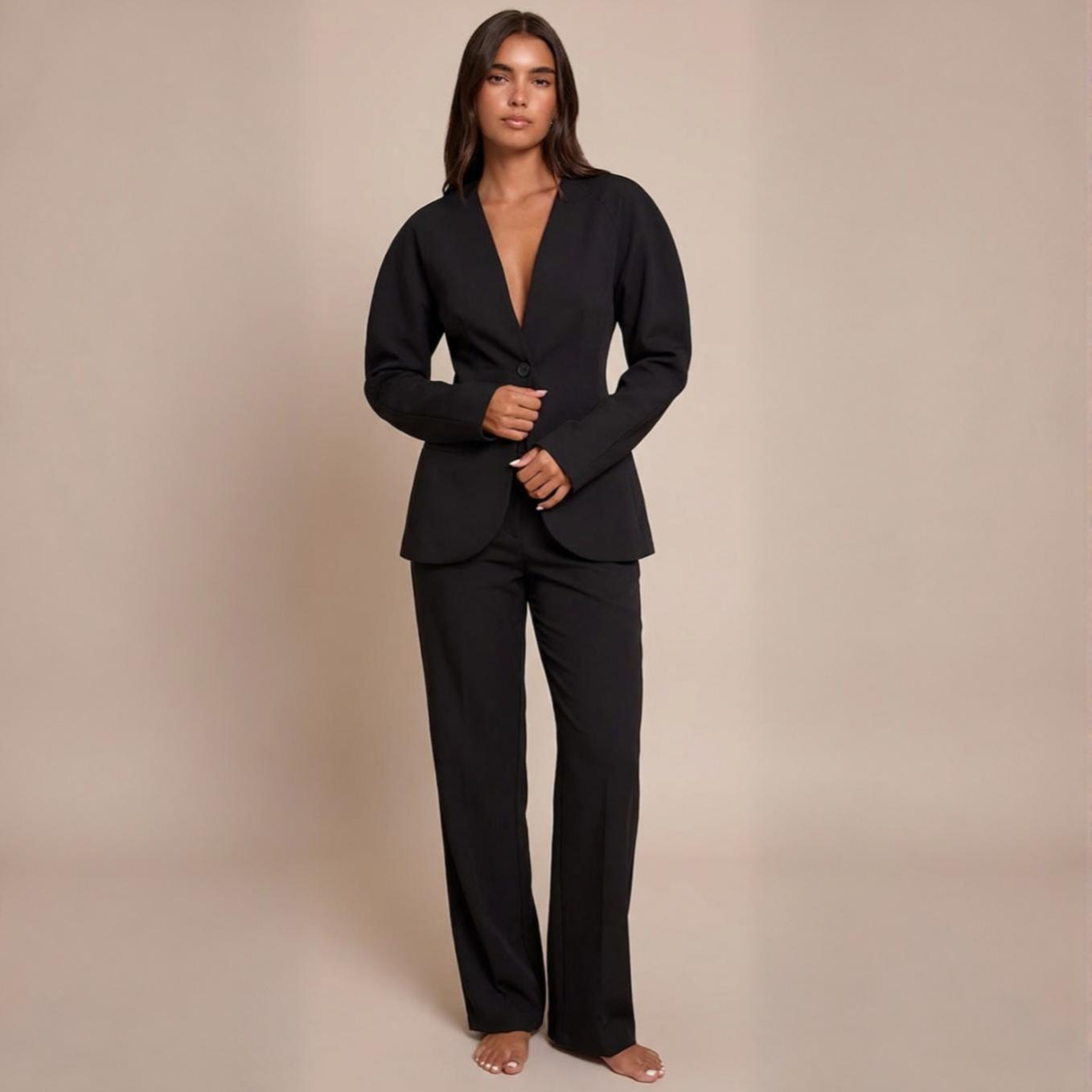 Tailleur femme blazer col V noir sur modèle – tenue bureau élégante