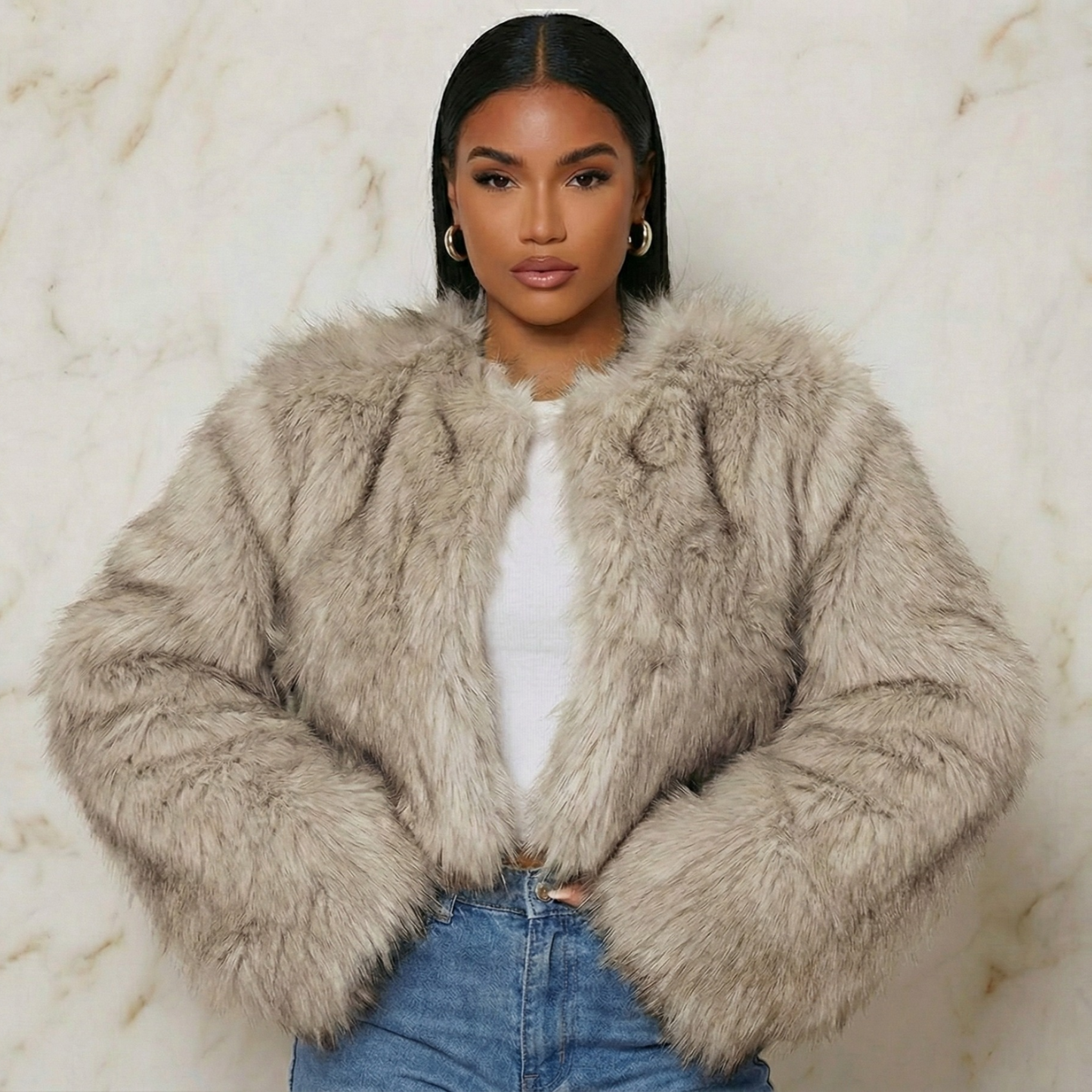Veste courte femme en fausse fourrure beige style chic sur modèle hiver printemps